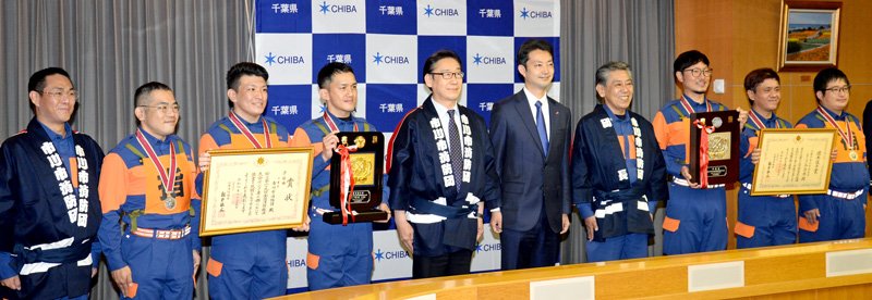 熊谷知事（右から５人目）に全国準優勝を報告した市川市消防団のメンバーら＝１４日、千葉県庁
