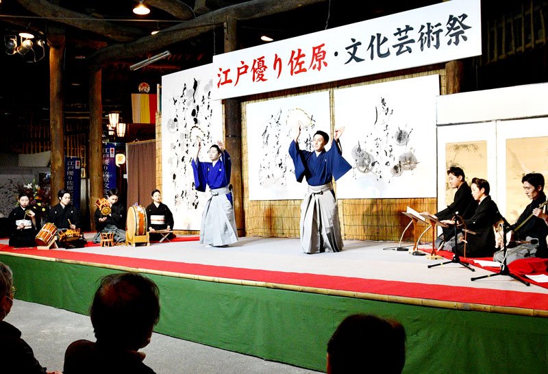 日本舞踊家の藤間さん（中央右）と花柳さんらが日本の古典芸能を披露した＝香取市の与倉屋大土蔵
