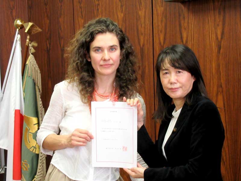 芝田市長（右）から辞令交付を受けたオルガ・ナセドキナさん＝鎌ケ谷市役所
