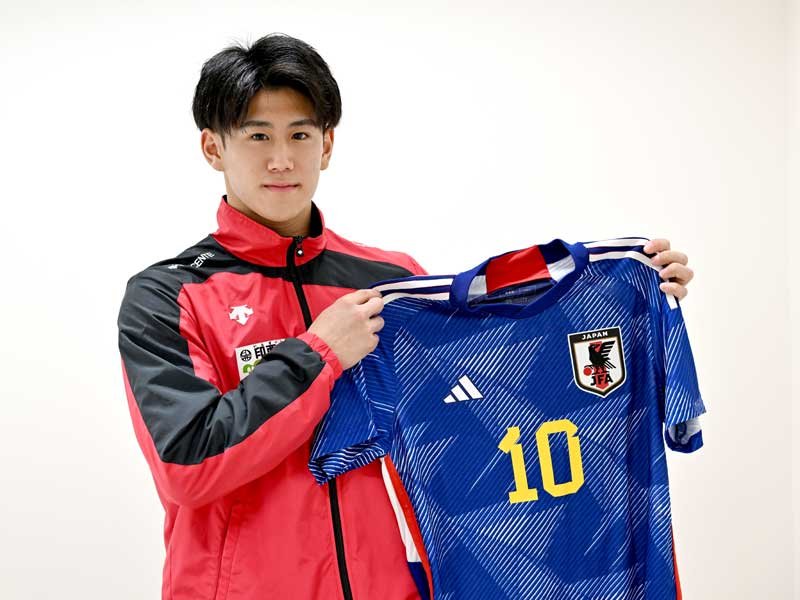南野選手のユニホームを手にドイツ戦の感想を語る橋本大輝選手＝２４日、順天堂大学さくらキャンパス
