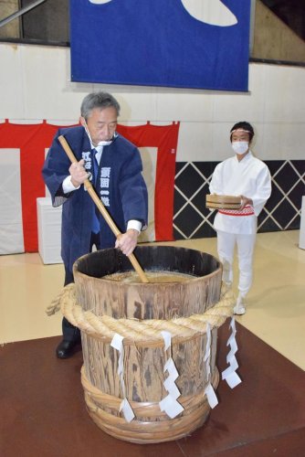 木おけの中をかき混ぜる濱田社長＝２５日、銚子市のヒゲタ醤油銚子工場

