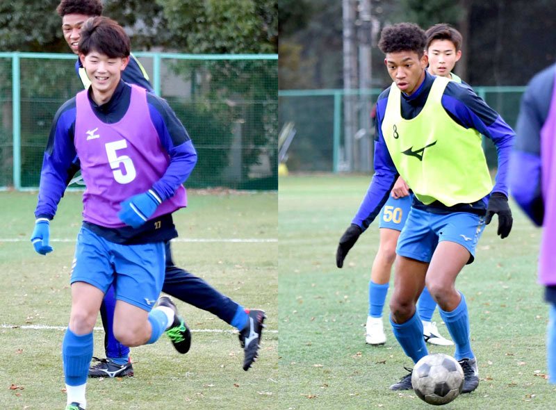 選手権に向けて調整する日体大柏のオウイエ（右）、吉田主将＝同校サッカー場
