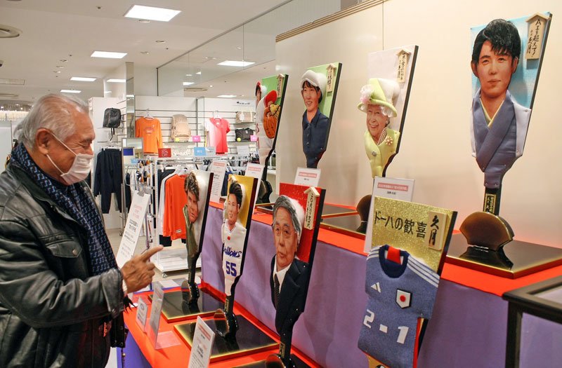 そごう千葉店で始まった変わり羽子板の展示＝１３日、千葉市中央区
