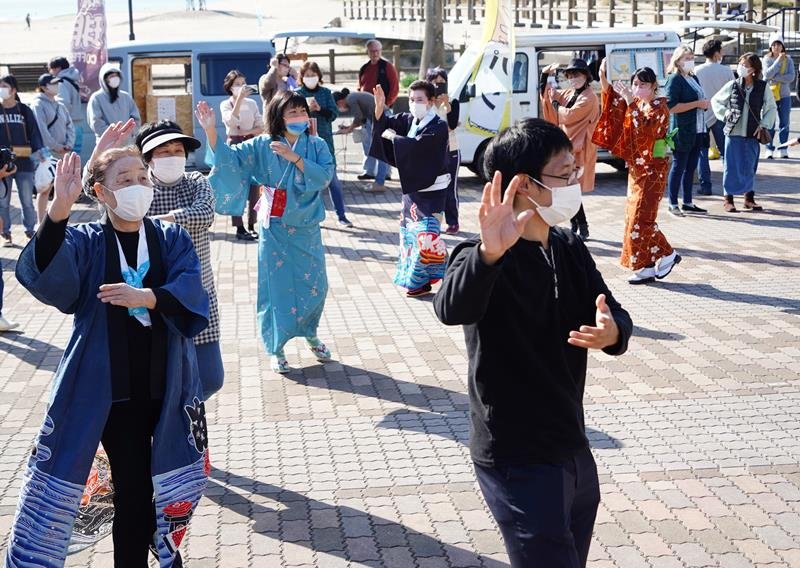輪になって「房州御宿音頭」を披露する踊り手たち＝御宿町

