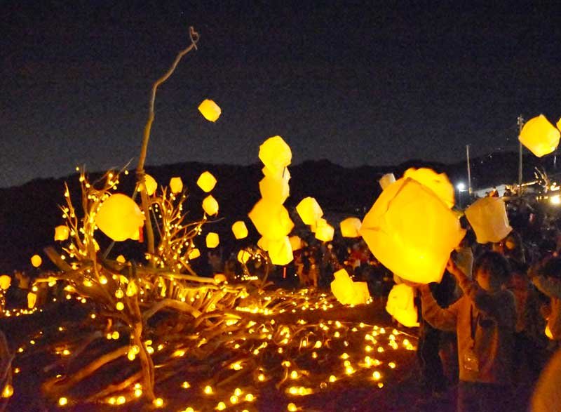 夜空に一斉に放たれたＬＥＤスカイランタン＝鋸南町

