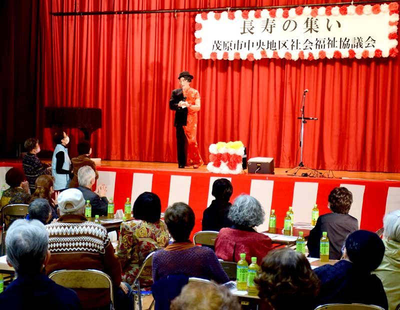 ステージイベントを楽しむ来場者＝茂原市総合市民センター