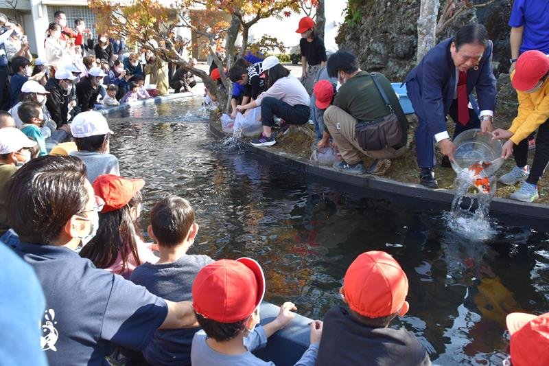 統廃合危機越え１５０周年　節目祝う手形アート披露　印西・船穂小で記念式典