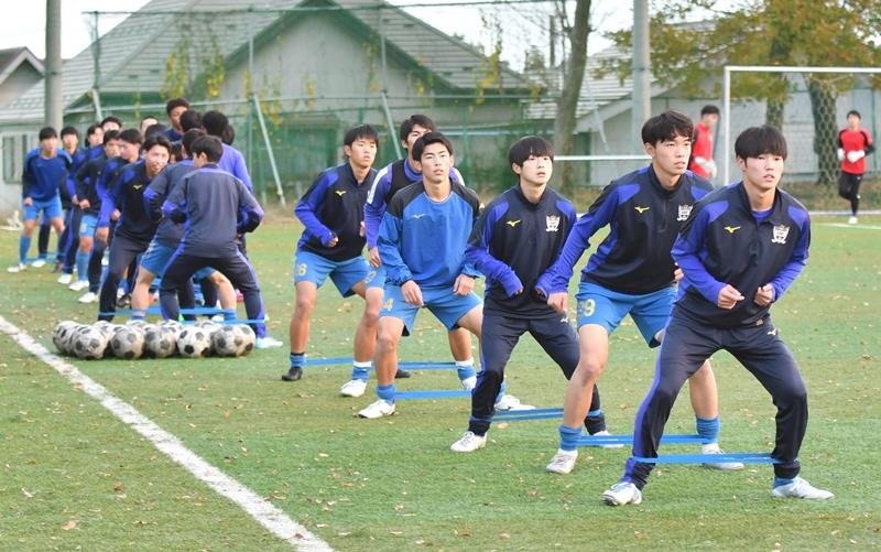 全国高校選手権に向けてトレーニングする日体大柏高の選手たち＝２日、柏市戸張