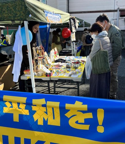 「五井大市」の会場に設けられたウクライナの支援ブース＝３日、市原市
