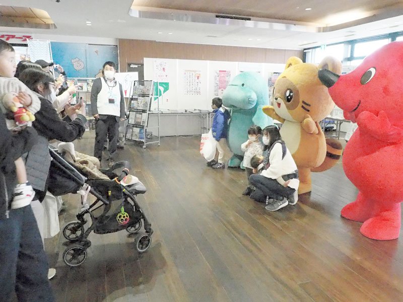 アクアライン開通２５周年　海ほたるで節目祝う　チーバくんら出迎え、千葉・神奈川県の特産品も