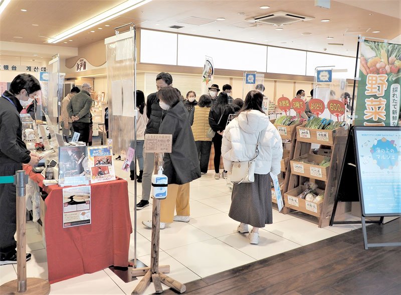 千葉、神奈川両県の特産品を集めた「海の上のマルシェ」＝３日、木更津市