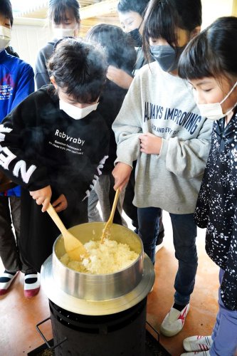 釜で炊いたご飯をほぐす児童＝いすみ市立長者小
