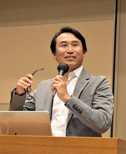 「千葉イノベーションベース」のイベントで講演するヤフーの小沢社長＝１１月２８日、千葉市中央区

