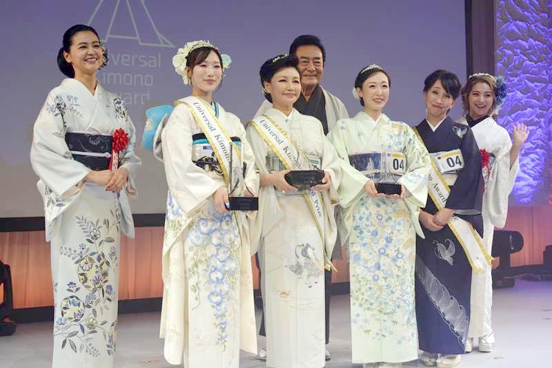 準グランプリを受賞した荒木あゆみさん（左から２番目）＝横浜市西区