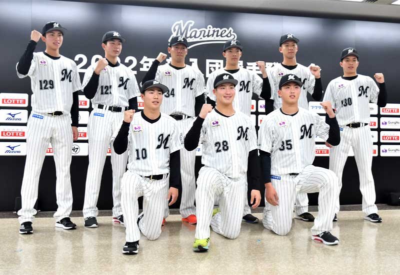 新入団選手発表会を行った千葉ロッテ＝７日、東京都新宿区のロッテ本社