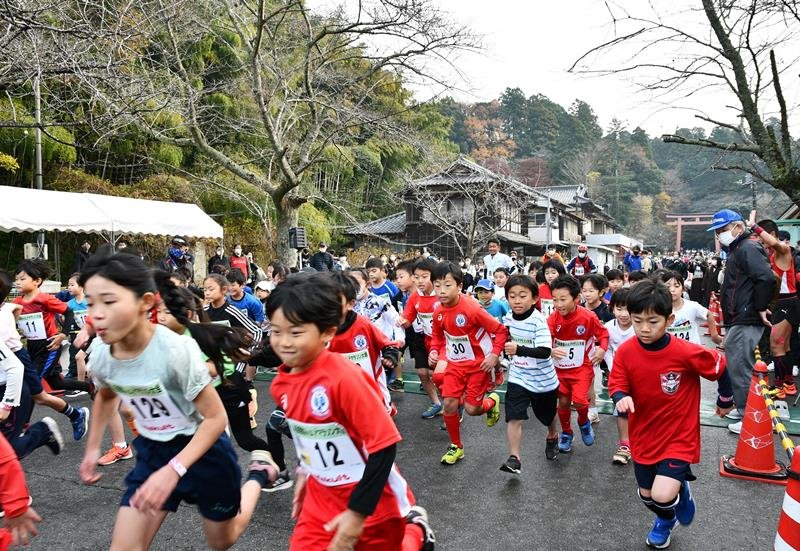 ３年ぶりに開催された香取小江戸マラソン大会＝香取市
