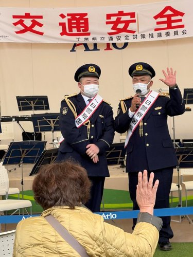 交通安全を呼びかける「もぐもぐピーナッツ」のうっほ菅原さん（右）と、ばっしーさん＝市原市
