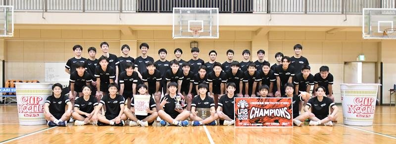 Ｕ１８日清食品関東ブロックリーグ男子で優勝し、表彰された市船橋＝市船橋高体育館
