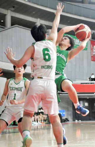 一関工―市船橋　第３クオーター、市船橋の高宮（右）がシュートを放つ＝東京体育館