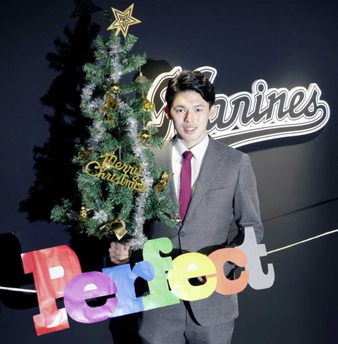 契約更改交渉を終え、クリスマスツリーを手にポーズをとる千葉ロッテの佐々木朗希投手＝２４日、千葉市のＺＯＺＯマリンスタジアム