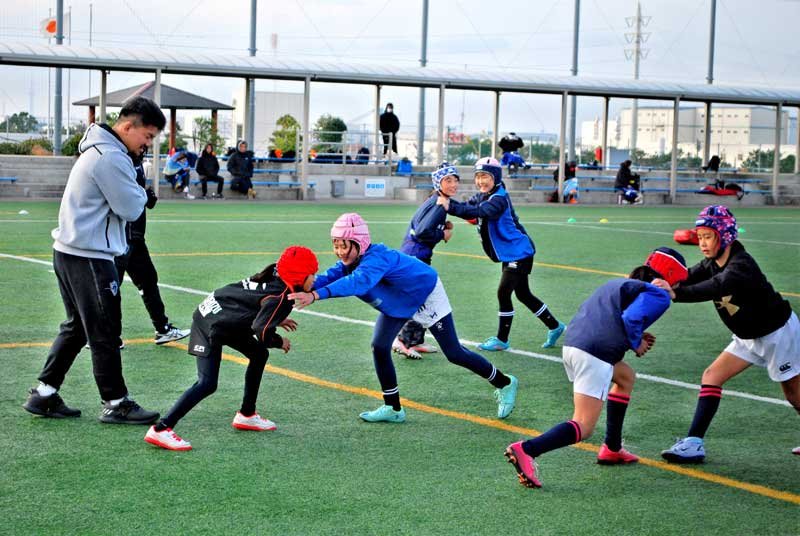 スピアーズの選手たちが指南役を務めた女子小中学生ラグビー選手の日帰り合宿練習＝船橋市