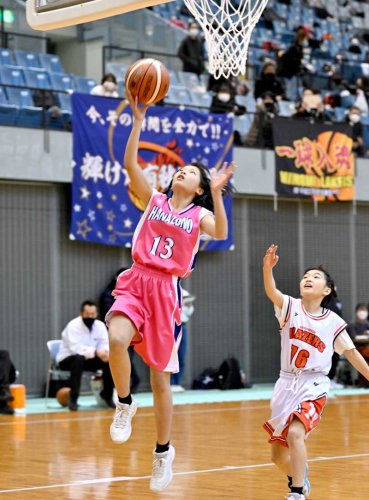 全国から男女合計４８チームが参加し熱戦を展開＝２７日、千葉ポートアリーナ