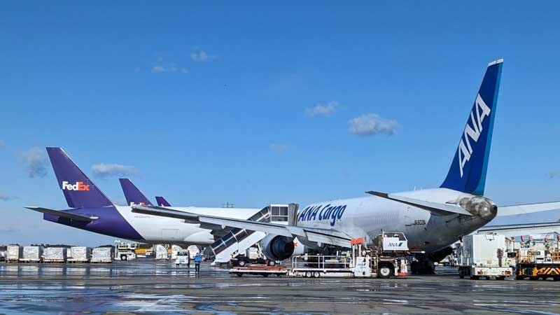 駐機スポットに入る際にスリップしたと見られるＡＮＡの貨物専用機。通常は奥の飛行機と平行に駐機することになっている＝２５日午前１０時２０分ごろ、成田空港