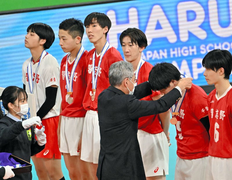習志野―駿台学園　３位の表彰を受ける習志野の選手＝東京体育館