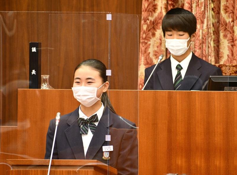 中学生議会で生徒が町の将来像などについて町職員に質問した＝多古町
