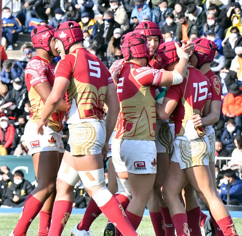 流通経大柏─京都成章　前半、先制トライを決めて喜ぶ流通経大柏の小野塚（１５）ら選手たち＝花園
