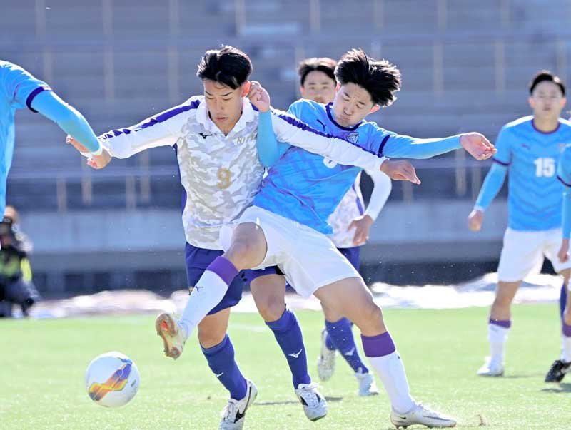 日体大柏―飯塚　前半、競り合う日体大柏の平野（左）＝２日、柏市の柏の葉公園競技場