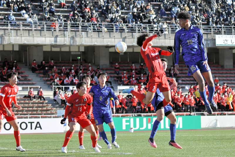 東山―日体大柏　前半、ヘディングで飛び込む日体大柏のオウイエ（右）＝浦和駒場