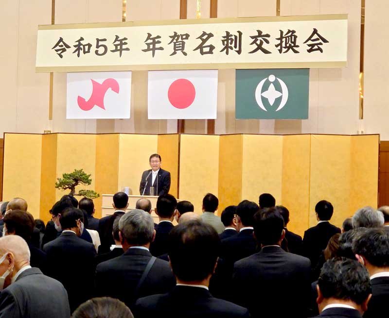 千葉市と千葉商議所が開催した年賀名刺交換会であいさつする神谷俊一市長（市提供）