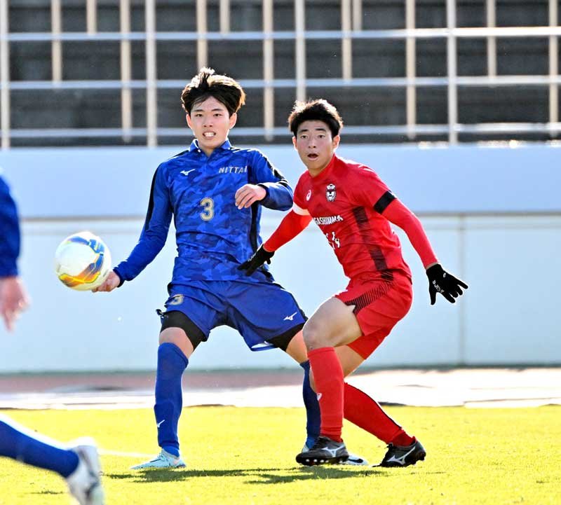 前半、競り合う日体大柏の古金谷（左）