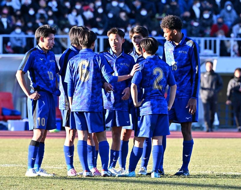 東山－日体大柏　後半、ペナルティーエリア内で間接ＦＫを得、作戦を立てる日体大柏イレブン＝浦和駒場

