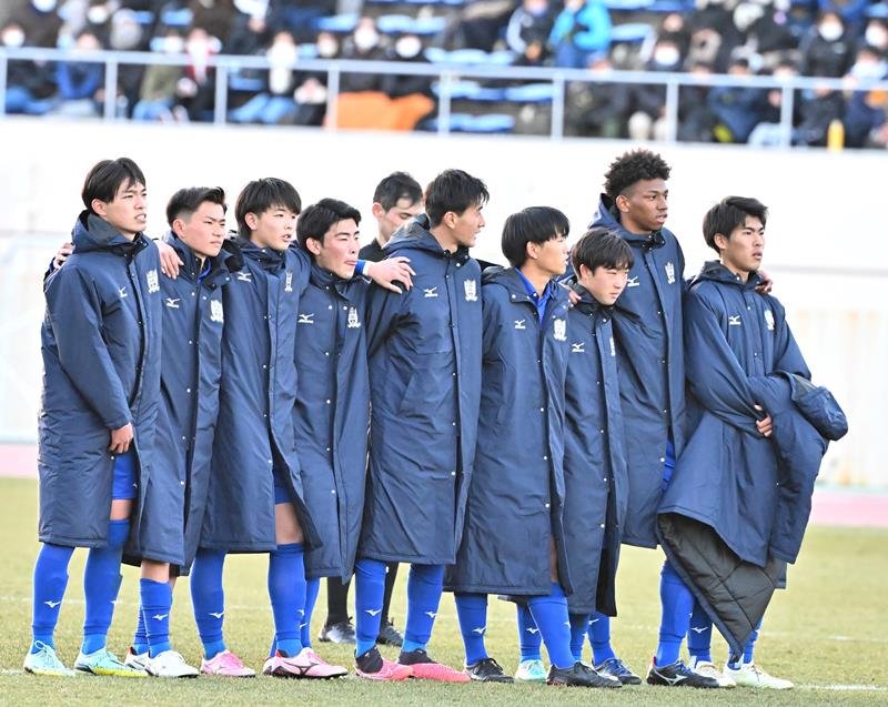 ＰＫ戦を見つめる日体大柏イレブン＝４日、浦和駒場
