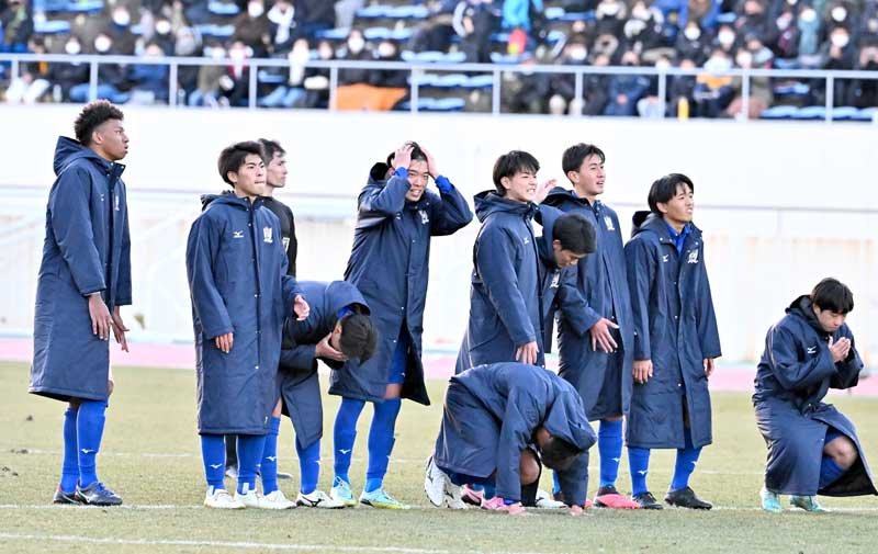 ベスト８で大会を終えた日体大柏イレブン＝４日、さいたま市の浦和駒場スタジアム