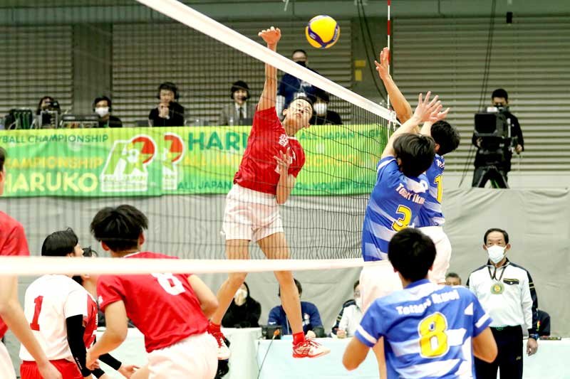 鳥取中央育英―習志野　スパイクを放つ習志野の吉原＝東京体育館（（ｃ）春の高校バレー事務局）