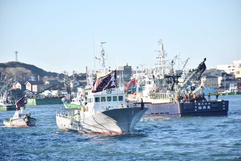 大漁旗なびかせ海へ　年始恒例の漕出式、安全と豊漁願う　銚子