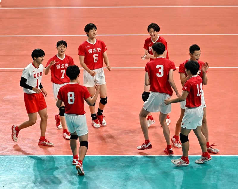 日本航空―習志野　ベスト８進出を決め喜ぶ習志野の選手＝東京体育館