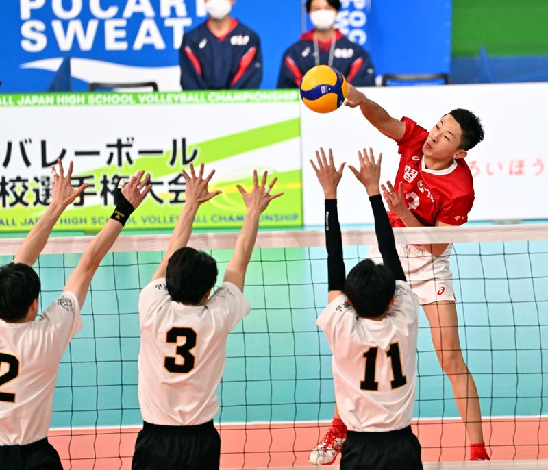 習志野―開智　第３セット、スパイクを放つ習志野の吉原＝東京体育館

