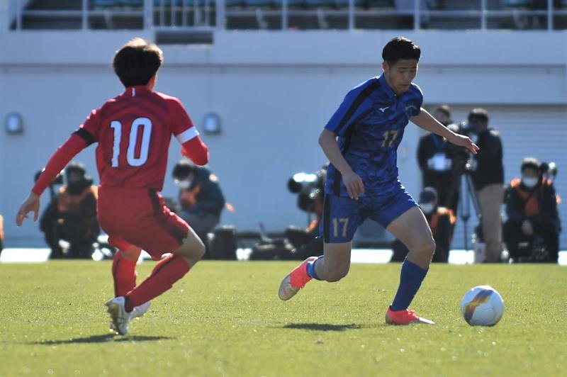 左ＳＢとして攻守で奮闘した日体大柏の岡田＝４日、浦和駒場