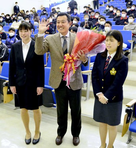 国際武道大で講義を行い、花束を手に笑顔を見せる巨人の原監督（共同）