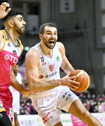 秋田－千葉Ｊ　第１クオーター、攻め込む千葉Ｊのムーニー＝ＣＮＡ☆アリーナ