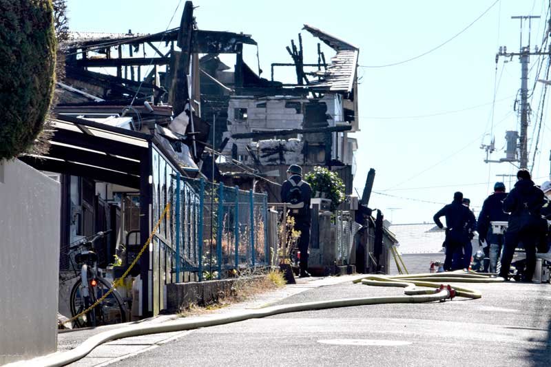 住宅８軒とアパート１軒を焼いた火災現場＝昨年１２月２７日、千葉市中央区