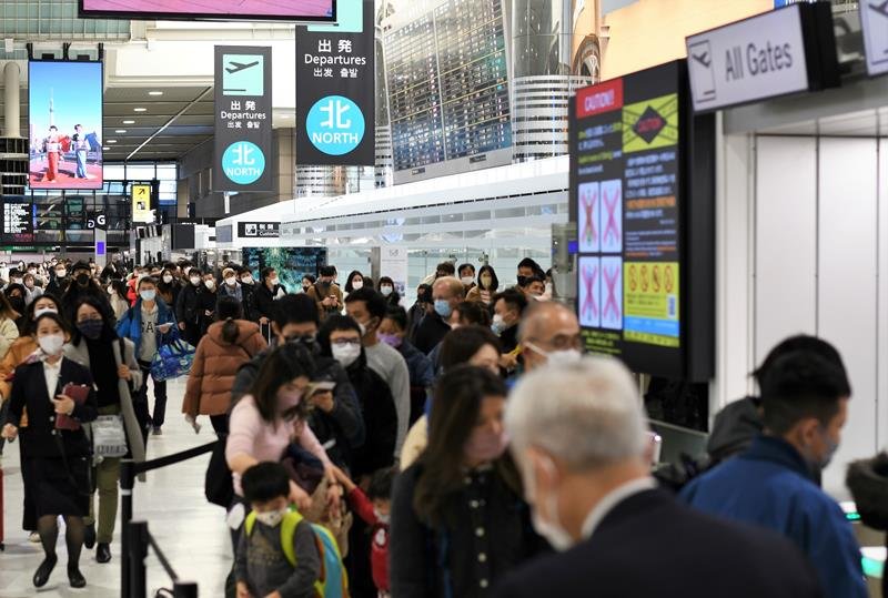 水際対策が大幅に緩和されて初めて迎えた年末年始となり、多くの旅客でにぎわう成田空港＝昨年１２月２８日、成田市
