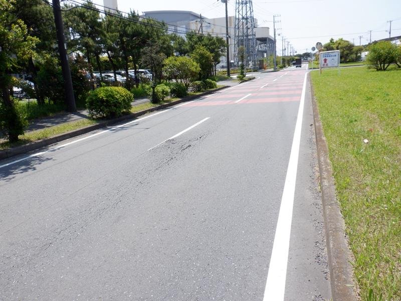 廃ペットボトルが原料の舗装材を試験導入する市道（船橋市提供）
