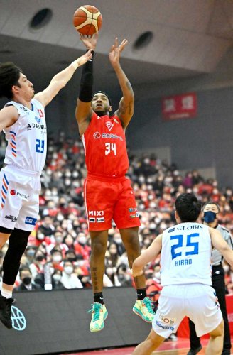 千葉Ｊ－茨城　第１クオーター、３点シュートを狙う千葉Ｊのスミス（３４）＝船橋アリーナ