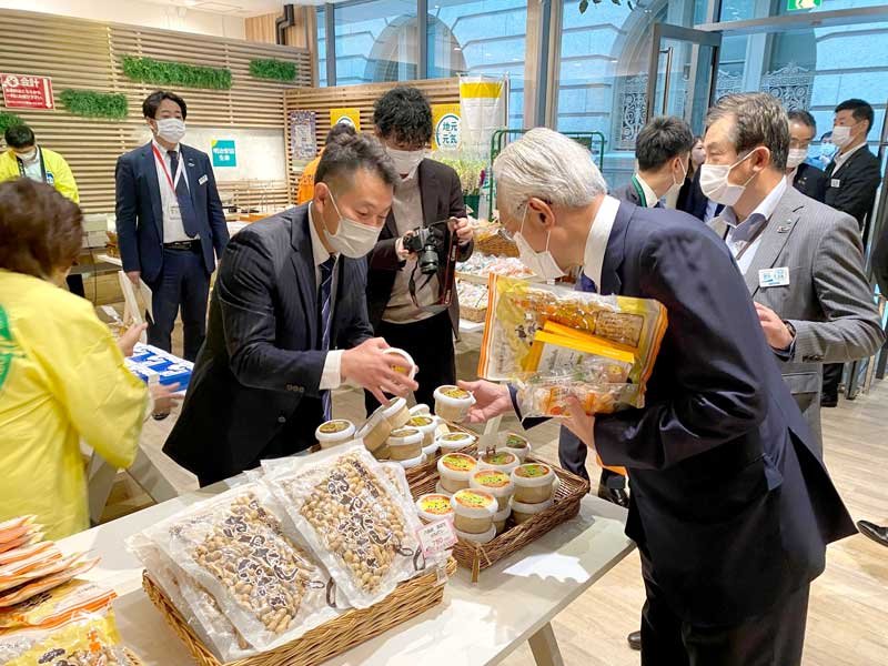 南房総の逸品を手に取る根岸会長（右）＝東京都