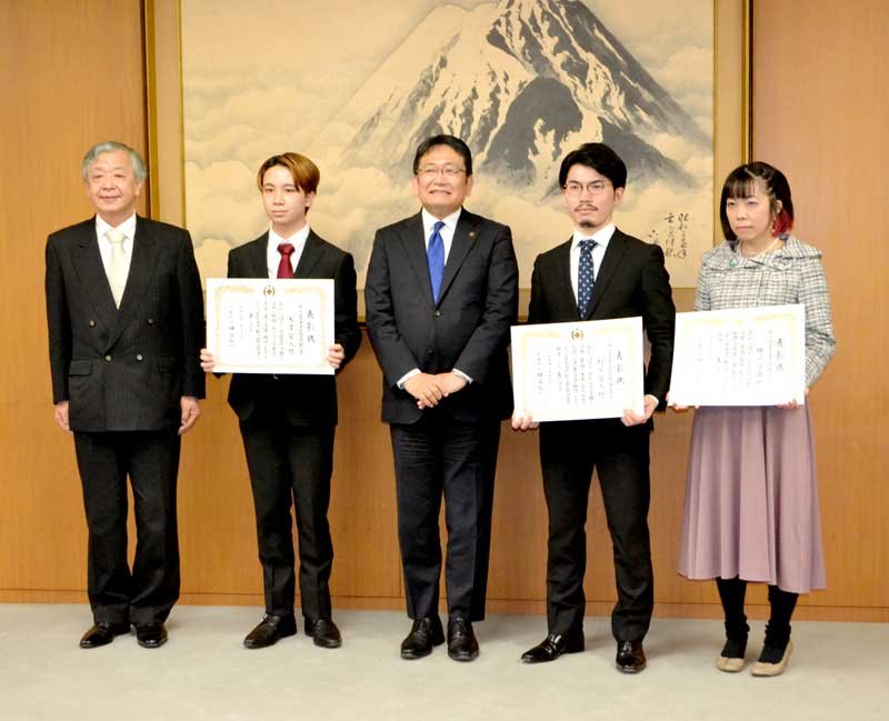 千葉市芸術文化新人賞を受賞した米沢さん（左から２人目）ら＝千葉市役所